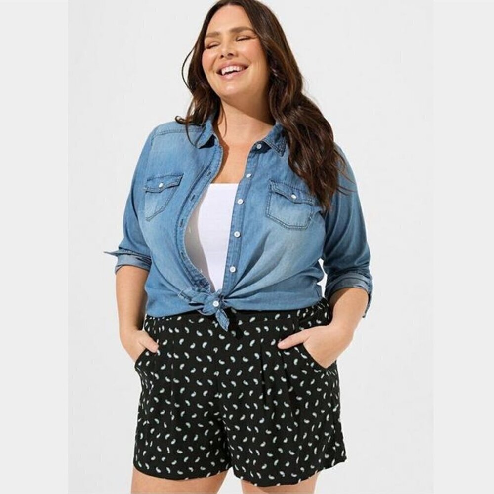 Torrid - 3.5 Inch Challis Short in Petite Paisley Deep Black & White​​​​​​​